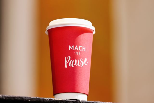 Schluss mit Aufweichen: 3 Kriterien für einen wirklich auslaufsicheren Kaffeebecher aus Pappe